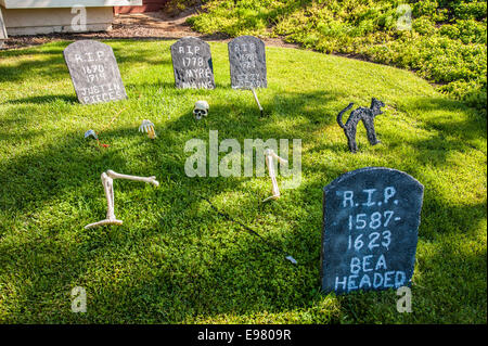 Rancho Bernardo in California, Stati Uniti d'America ottobre 21,2014 più di una settimana ad Halloween, alcuni prati anteriori e case nel quartiere benestante della parte settentrionale di San Diego sono decorate con elementi di spaventoso. È caldo e soleggiato qui, non buio e cupo, così è piuttosto divertente invece di spaventosi. Il segno "happy Halloween' in particolare è ridicolo. Foto Stock