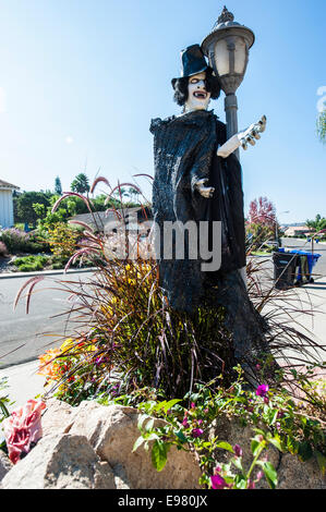 Rancho Bernardo in California, Stati Uniti d'America ottobre 21,2014 più di una settimana ad Halloween, alcuni prati anteriori e case nel quartiere benestante della parte settentrionale di San Diego sono decorate con elementi di spaventoso. È caldo e soleggiato qui, non buio e cupo, così è piuttosto divertente invece di spaventosi. Il segno "happy Halloween' in particolare è ridicolo. Foto Stock