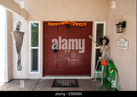 Rancho Bernardo in California, Stati Uniti d'America ottobre 21,2014 più di una settimana ad Halloween, alcuni prati anteriori e case nel quartiere benestante della parte settentrionale di San Diego sono decorate con elementi di spaventoso. È caldo e soleggiato qui, non buio e cupo, così è piuttosto divertente invece di spaventosi. Il segno "happy Halloween' in particolare è ridicolo. Foto Stock