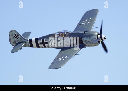 Vintage tedesco FW-190 aerei militari battenti a 2014 piani di fama Air show in Chino, California Foto Stock