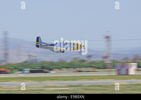 Vintage P Mustang militari USA aeromobili battenti in 2014 piani di fama Air show in Chino, California Foto Stock