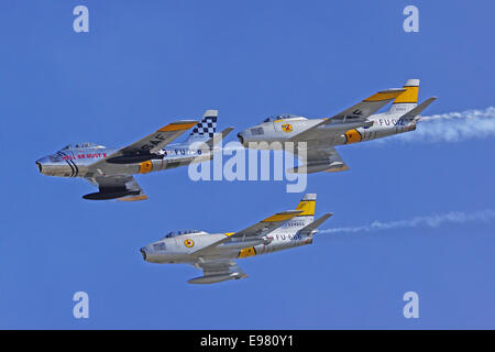 Vintage F-86 militari USA aeromobili battenti in 2014 piani di fama Air show in Chino, California Foto Stock