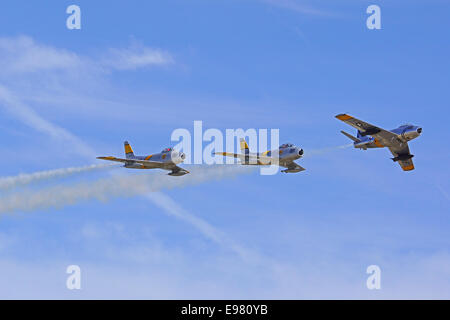 Vintage F-86 militari USA aeromobili battenti in 2014 piani di fama Air show in Chino, California Foto Stock