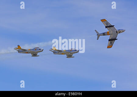 Vintage F-86 militari USA aeromobili battenti in 2014 piani di fama Air show in Chino, California Foto Stock