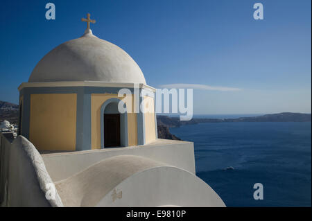 Una veduta di una chiesa che si affaccia sulla caldera, Santorini. Foto Stock