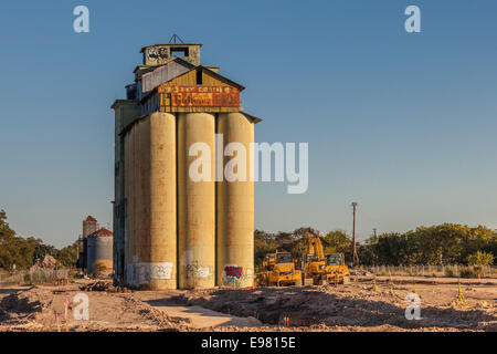 Abbandonato Silos per il grano a Big Tex sito granella in San Antonio. Silos sono stati convertiti per l'utilizzo misto di arte e un centro di intrattenimento. Foto Stock