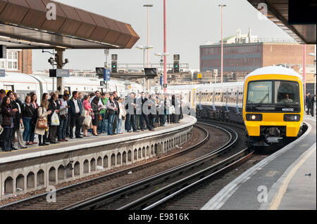 Affollata la piattaforma a London Bridge stazione ferroviaria, REGNO UNITO Foto Stock