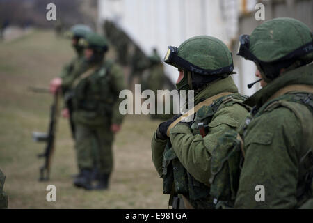 Armati delle truppe russe al di fuori della Perevalne base militare nei pressi di Simferopol Crimea Foto Stock