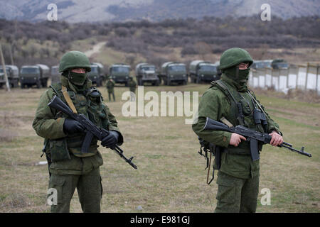 Armati delle truppe russe al di fuori della Perevalne base militare nei pressi di Simferopol Crimea Foto Stock