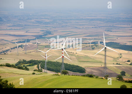 Le turbine eoliche, Pietra Montecorvino area, monti della Daunia, provincia di Foggia, Puglia, Italia, Europa Foto Stock