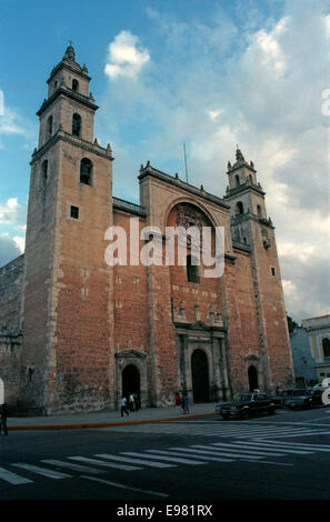 Il XVI secolo cattedrale o Catedral de Ildefonso sulla Plaza Grande di Merida (1987), Yucatan, Messico. Foto Stock