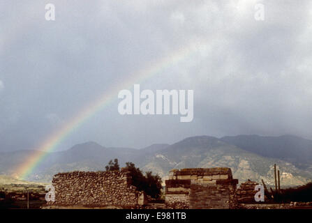 Rainbow su zapoteco rovine di Mitla, Oaxaca, Messico Foto Stock