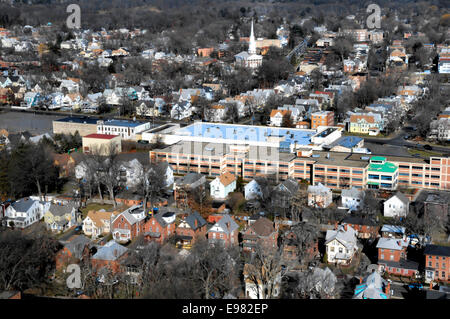 Vista aerea appartamenti strutture viventi in città Hartford Connecticut. Stabilimento interessanti case set di alberi in autunno post Foto Stock