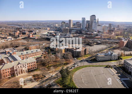 Vista aerea appartamenti strutture viventi in città Hartford Connecticut. Stabilimento interessanti case set di alberi in autunno post Foto Stock