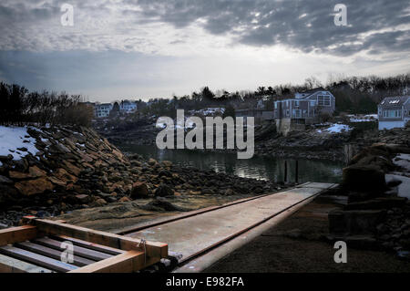 Basso angolo di vista rampa barca in Perkins Cove al crepuscolo chiaro cielo luminoso prorompente più bassa a strapiombo nuvole scure. Rampa di barca Foto Stock