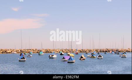 Circa 20-25 giorno marinai ormeggiato nella baia di Rockport Massachusetts. Essi sono dotati di varie tende multicolore su loro abitacoli Foto Stock