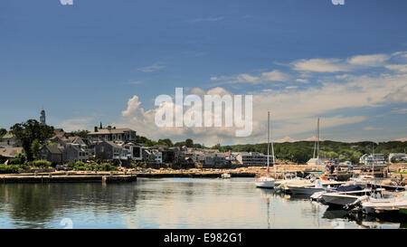 Vista Baia per via navigabile nel centro cielo riflettente seaside edifici sulla sinistra barche a vela ricreativa sulla destra. Verdi colline alberi in Foto Stock