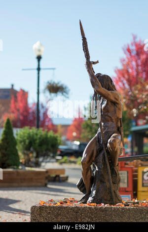 "Sentinel' statua in bronzo di Austin Bartin nel centro cittadino di Giuseppe, Oregon. Foto Stock