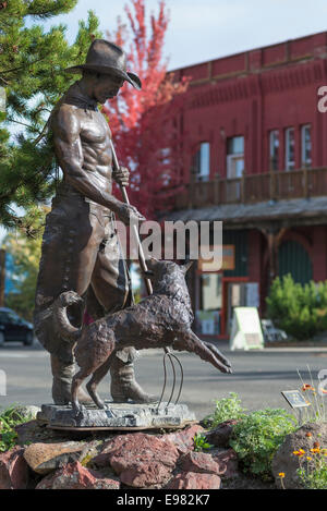 "Tutti intorno a Cowboy' scultura in bronzo di Austin Barton in Giuseppe, Oregon. Foto Stock