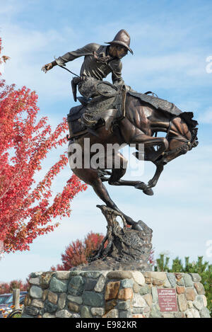 "Regolazione dell'assetto' scultura in bronzo di Austin Bartin in Giuseppe, Oregon. Foto Stock