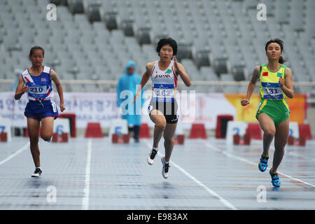 Incheon, Corea del Sud. Xxi oct, 2014. Tomomi Sato (JPN) Atletica leggera : Woen 100m T13 finale di Incheon Asiad Main Stadium durante il 2014 Incheon Asian Para giochi in Incheon, Corea del Sud . © Shingo Ito AFLO/sport/Alamy Live News Foto Stock