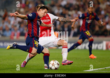 Barcellona, Spagna. Xxi oct, 2014. Barcellona il Lionel Messi (L) il sistema VIES per la palla durante la UEFA Champions League football match contro l'Ajax Amsterdam in Barcellona, Spagna, Ottobre 21, 2014. Barcellona ha vinto 3-1. Credito: Pau Barrena/Xinhua/Alamy Live News Foto Stock