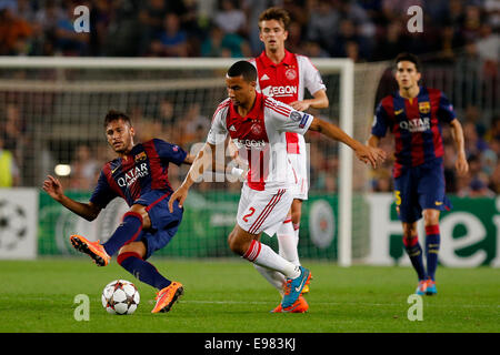 Barcellona, Spagna. Xxi oct, 2014. Barcellona è Neymar da Silva Santos Junior (1st, L) il sistema VIES per la palla durante la UEFA Champions League football match contro l'Ajax Amsterdam in Barcellona, Spagna, Ottobre 21, 2014. Barcellona ha vinto 3-1. Credito: Pau Barrena/Xinhua/Alamy Live News Foto Stock