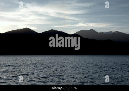 Il sorgere del sole sopra il lago Pangong (Pangong Tso) vicino a Leh in Ladakh, Jammu e Kashmir, India, Asia Foto Stock