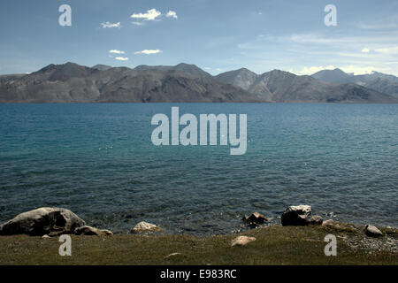 Pangong Lake (Pangong Tso) vicino a Leh in Ladakh, Jammu e Kashmir, India, Asia Foto Stock