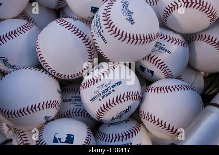 Kansas City, MO, Stati Uniti d'America. Xxi oct, 2014. Palline per la pratica di ovatta sono pronti per un gioco 1 della serie mondiale presso Kauffman Stadium di Kansas City, Mo. Martedì, Ottobre 21, 2014. (Credito Immagine: © Paul Kitagaki Jr/Sacramento Bee/ZUMA filo) Credito: ZUMA Press, Inc/Alamy Live News Foto Stock