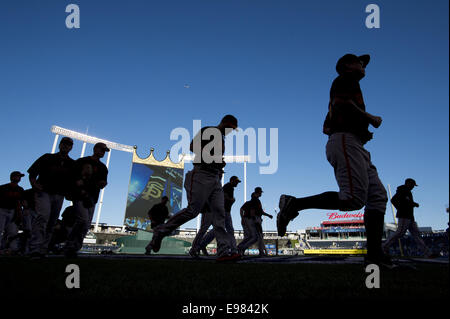 Kansas City, MO, Stati Uniti d'America. Xxi oct, 2014. San Francisco Giants si riscalda durante il gioco 1 del World Series presso Kauffman Stadium di Kansas City, Mo. Martedì, Ottobre 21, 2014. (Credito Immagine: © Paul Kitagaki Jr/Sacramento Bee/ZUMA filo) Credito: ZUMA Press, Inc/Alamy Live News Foto Stock