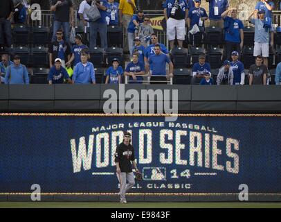 Kansas City, MO, Stati Uniti d'America. Xxi oct, 2014. San Francisco Giants a partire lanciatore Tim Lincecum (55) shags sfere nella prima fuori campo lato gioco 1 della serie mondiale presso Kauffman Stadium di Kansas City, Mo. Martedì, Ottobre 21, 2014. Credito: Jose Luis Villegas/Sacramento Bee/ZUMA Press, Inc/Alamy Live News Foto Stock