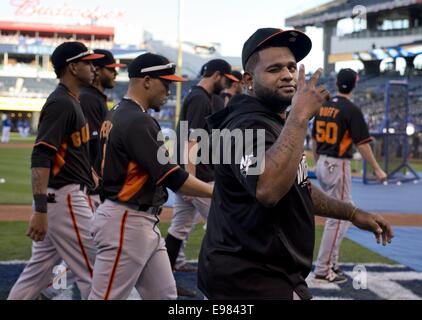 Kansas City, MO, Stati Uniti d'America. Xxi oct, 2014. San Francisco Giants terzo baseman Pablo Sandoval (48) riconosce a urlare la ventola prima di gioco 1 della serie mondiale presso Kauffman Stadium di Kansas City, Mo. Martedì, Ottobre 21, 2014. Credito: Jose Luis Villegas/Sacramento Bee/ZUMA Press, Inc/Alamy Live News Foto Stock