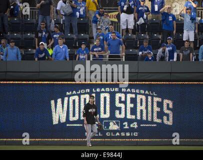 Kansas City, MO, Stati Uniti d'America. Xxi oct, 2014. San Francisco Giants a partire lanciatore Tim Lincecum (55) shags sfere nella prima fuori campo lato gioco 1 della serie mondiale presso Kauffman Stadium di Kansas City, Mo. Martedì, Ottobre 21, 2014. Credito: Jose Luis Villegas/Sacramento Bee/ZUMA Press, Inc/Alamy Live News Foto Stock