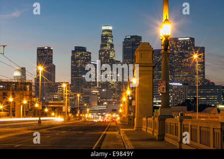 Los Angeles skyline dal 1° Street Bridge, CALIFORNIA, STATI UNITI D'AMERICA Foto Stock