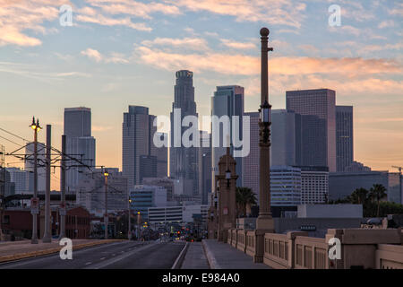 Los Angeles skyline dal 1° Street Bridge, CALIFORNIA, STATI UNITI D'AMERICA Foto Stock