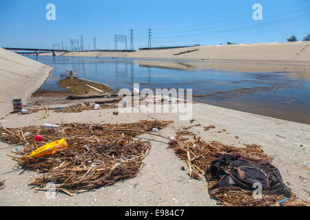 Cestino lungo le rive del fiume di Los Angeles, Long Beach, California, Stati Uniti d'America Foto Stock