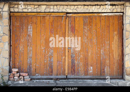 Vecchio garage in legno gate, foto di sfondo texture Foto Stock