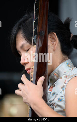 Chen Yihan esegue sulla pipa, a quattro corde cinese tradizionale liuto. Foto Stock