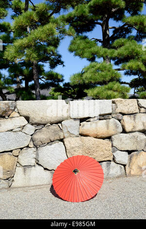 Ornamentali rosso giapponese ombrello nel giardino giapponese Foto Stock