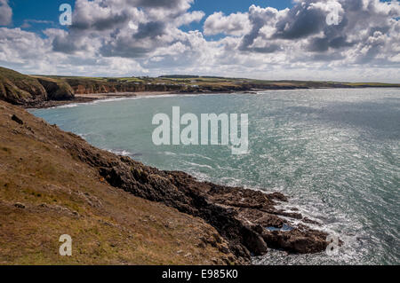 Porth Swtan o chiesa Bay sulla costa di Anglesey nel Galles del Nord Foto Stock