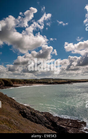 Porth Swtan o chiesa Bay sulla costa di Anglesey nel Galles del Nord Foto Stock