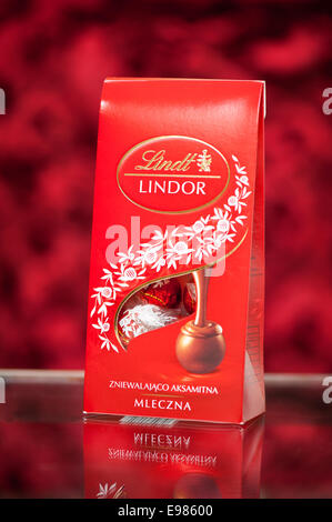 Latte Lindt cioccolatini Lindor avvolto Foto Stock