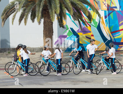 Gli scolari spagnolo sul ciclismo corso di sensibilizzazione a Las Palmas la capitale di Gran Canaria Isole Canarie Spagna Foto Stock