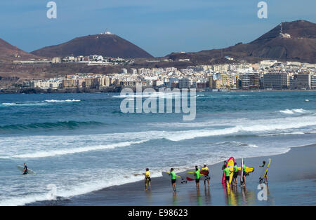 Lezione di Surf sulla spiaggia di Las Canteras a Las Palmas di Gran Canaria Isole Canarie Spagna Foto Stock