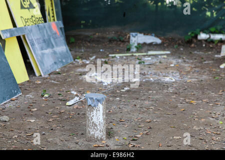 Poli cloruro di vinile (PVC) tubi essendo installati per la raccolta di acqua piovana sistema presso la casa nuova costruzione. Foto Stock
