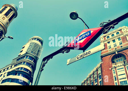 Dettaglio del segno della stazione della metropolitana di Callao a Madrid, Spagna, con un effetto retrò Foto Stock