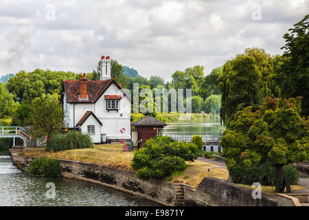 Casa bianca vicino al fiume Thames Canal, inglese cottage di campagna accanto al fiume canal. Foto Stock