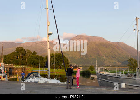 Vista del Ben Nevis dal livello del mare, il bacino finale in Caledonian Canal, a Corpach, Fort William, Highlands Occidentali, Scozia Foto Stock