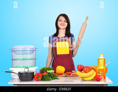 Casalinga giovane azienda mattarello in mano Foto Stock